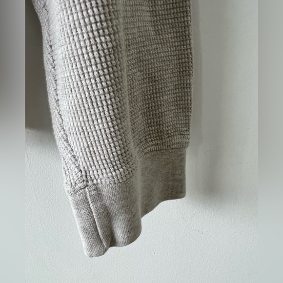 Eddie Bauer waffle long sleeve fits a little bit oversized - Picture 2 of 3